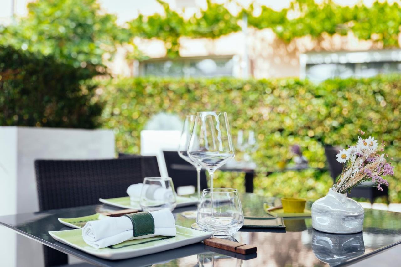Le Carre D'Alethius Logis Hotel Restaurant Charmes-sur-Rhone Luaran gambar