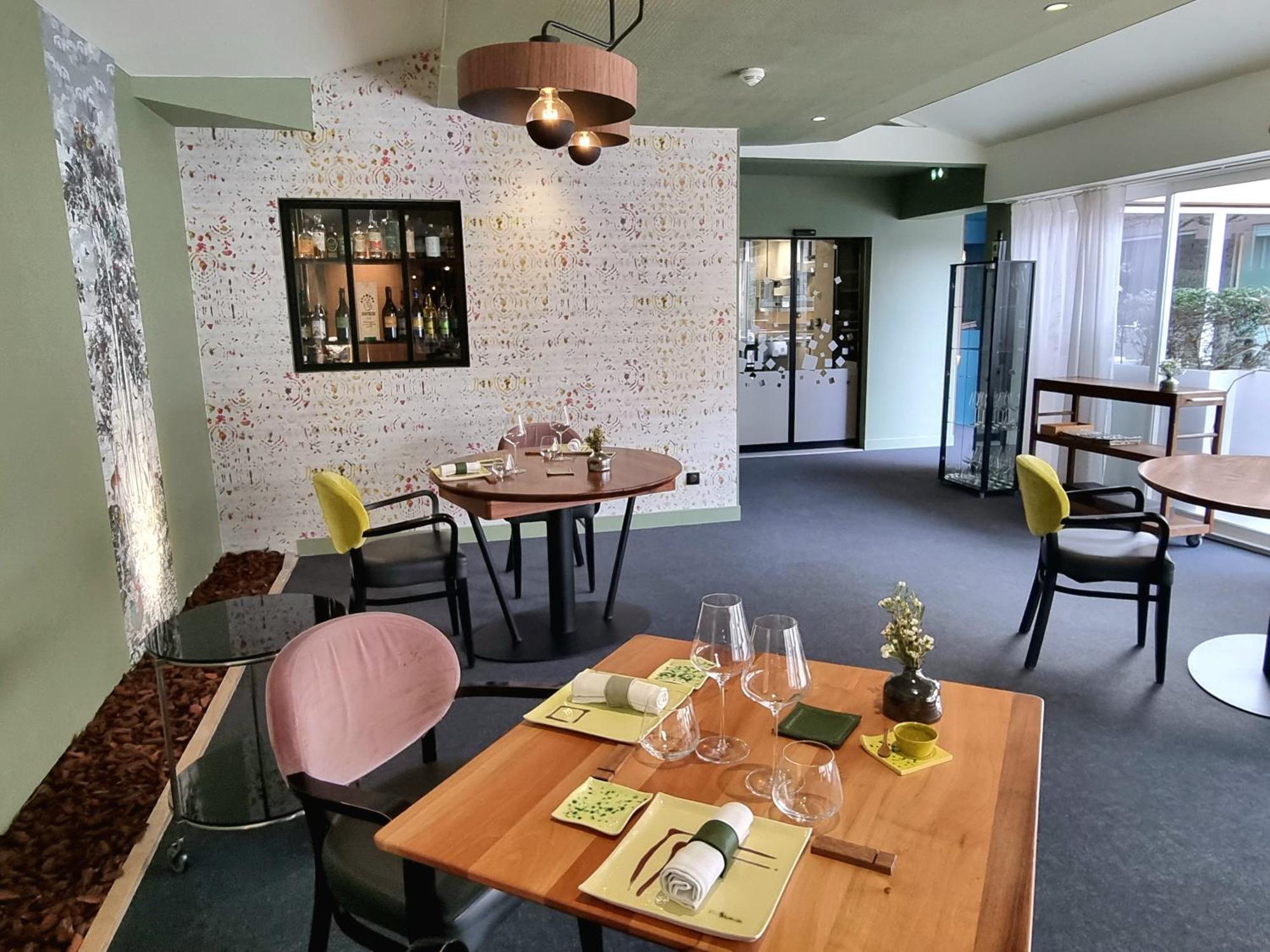 Le Carre D'Alethius Logis Hotel Restaurant Charmes-sur-Rhone Luaran gambar